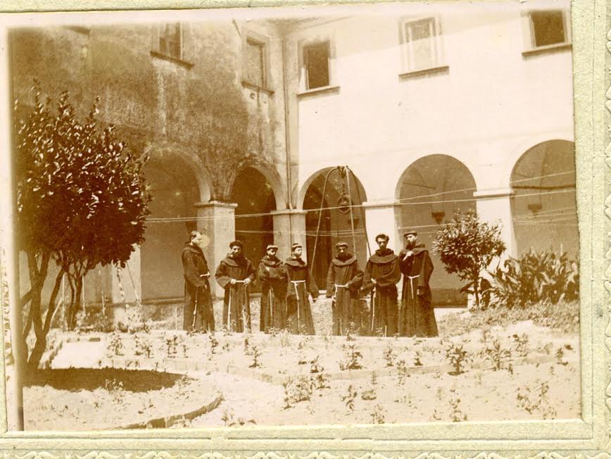 Foto data da Luigi Minghetti - Chiostro Nicosia con frati, camelie piccole e tanti fili tirati da una parte all'altra del chiostro - forse a quei ganci che non ci sappiamo spiegare